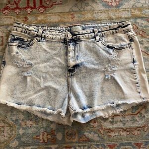 Forever Plus Whitewash Jean Shorts Size 18